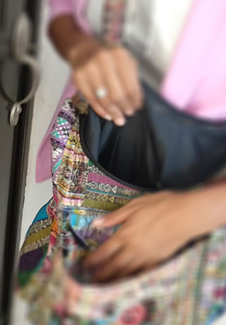 Esslingen Frau steht vor der Tür